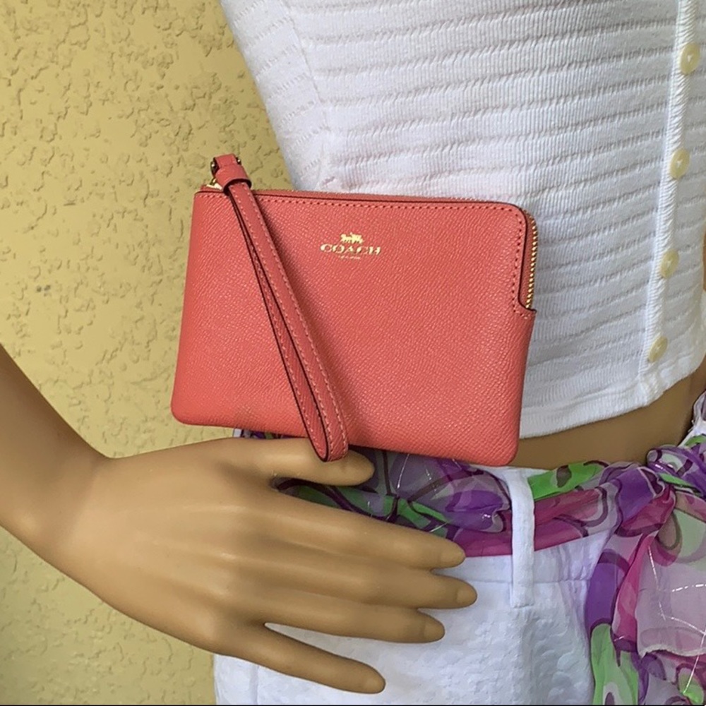 COACH Corner Zip Wristlet Imita gold/Bright Coral